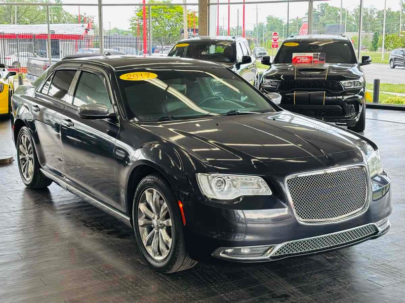 Chrysler 300 Vehicle Full-screen Gallery Image 01