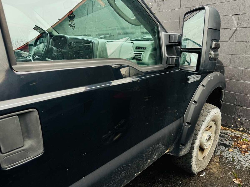 Ford Super Duty F-250 Vehicle Full-screen Gallery Image 02
