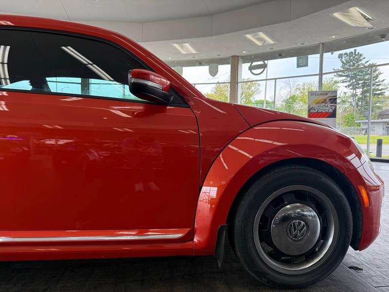 Volkswagen Beetle Vehicle Full-screen Gallery Image 03
