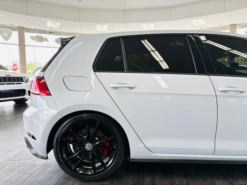 Volkswagen Golf GTI Vehicle Full-screen Gallery Image 03