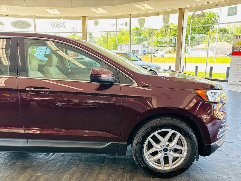 Ford Edge Vehicle Full-screen Gallery Image 03
