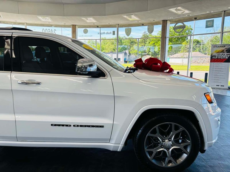 Jeep Grand Cherokee Vehicle Full-screen Gallery Image 02