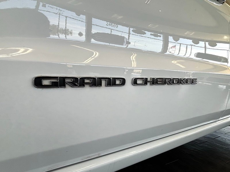 Jeep Grand Cherokee Vehicle Full-screen Gallery Image 03