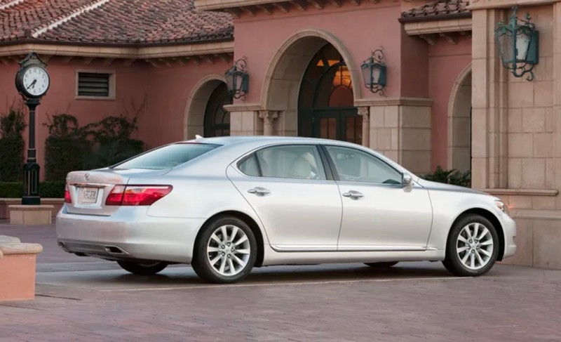 Lexus LS 460 Vehicle Full-screen Gallery Image 03