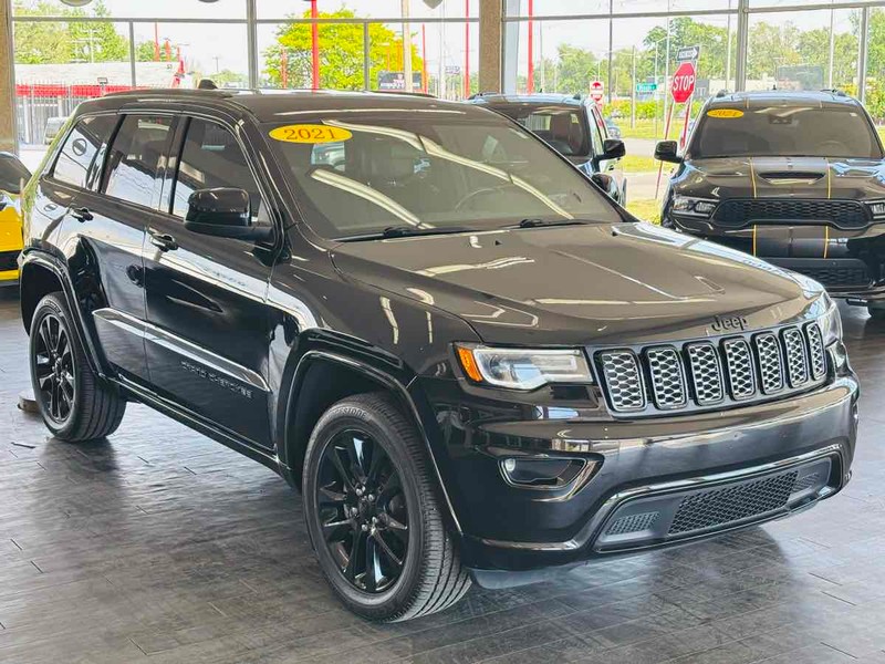 Jeep Grand Cherokee Vehicle Full-screen Gallery Image 01