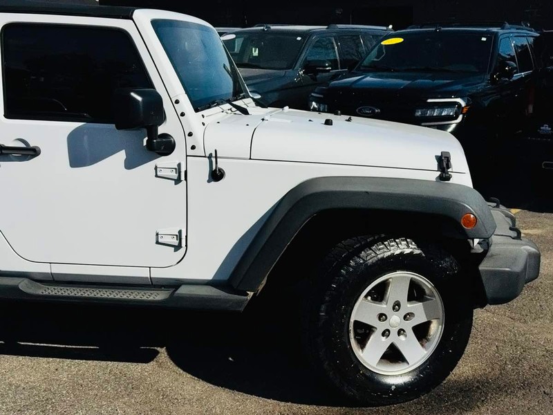 Jeep Wrangler Vehicle Full-screen Gallery Image 03