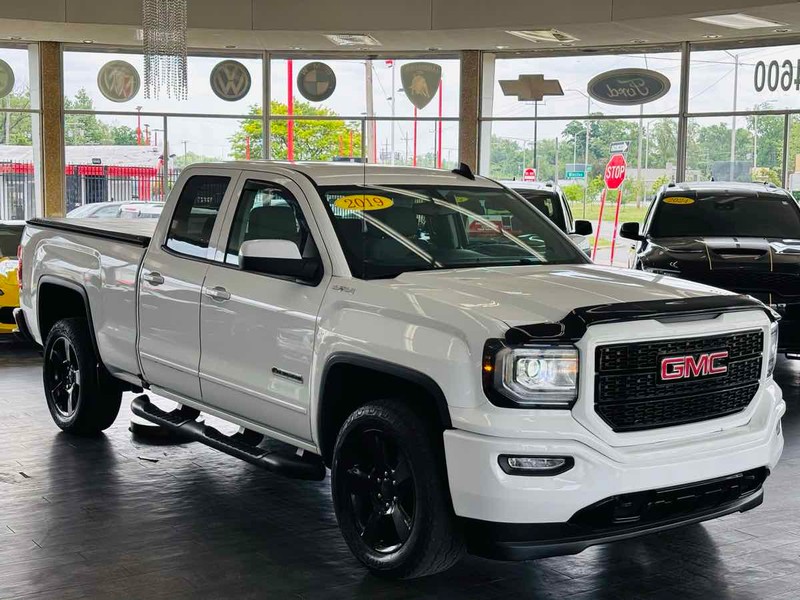 GMC Sierra 1500 Limited Vehicle Full-screen Gallery Image 01