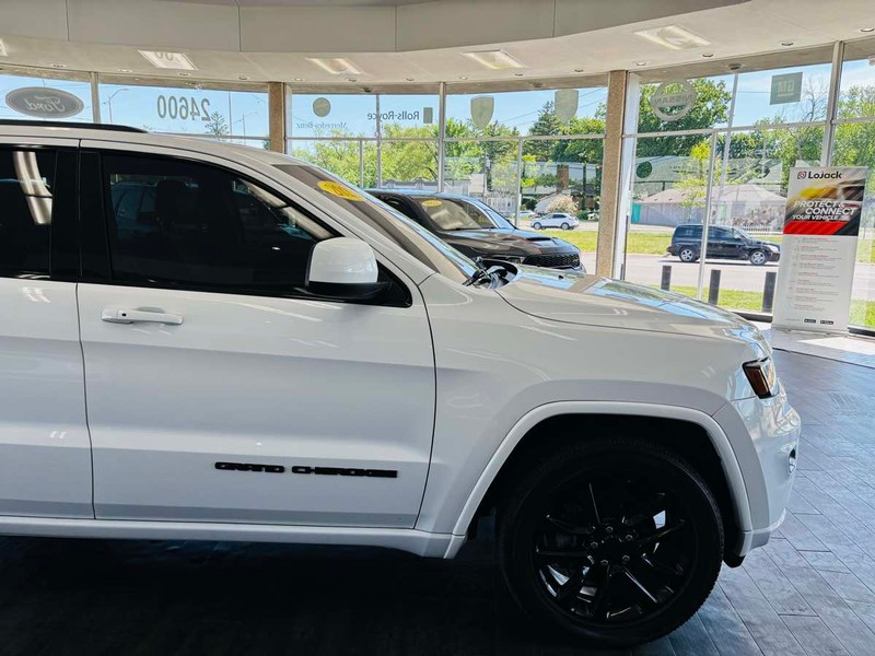 Jeep Grand Cherokee Vehicle Full-screen Gallery Image 03