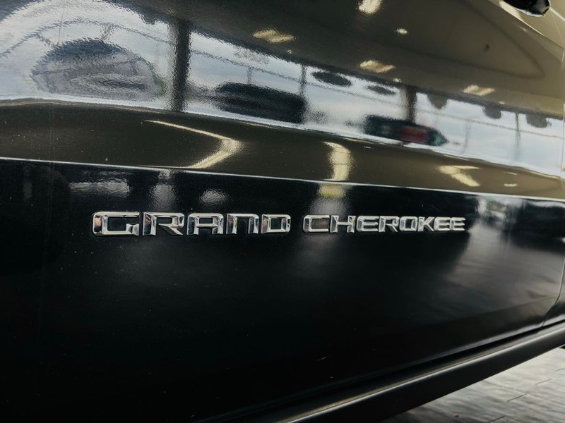 Jeep Grand Cherokee Vehicle Full-screen Gallery Image 03