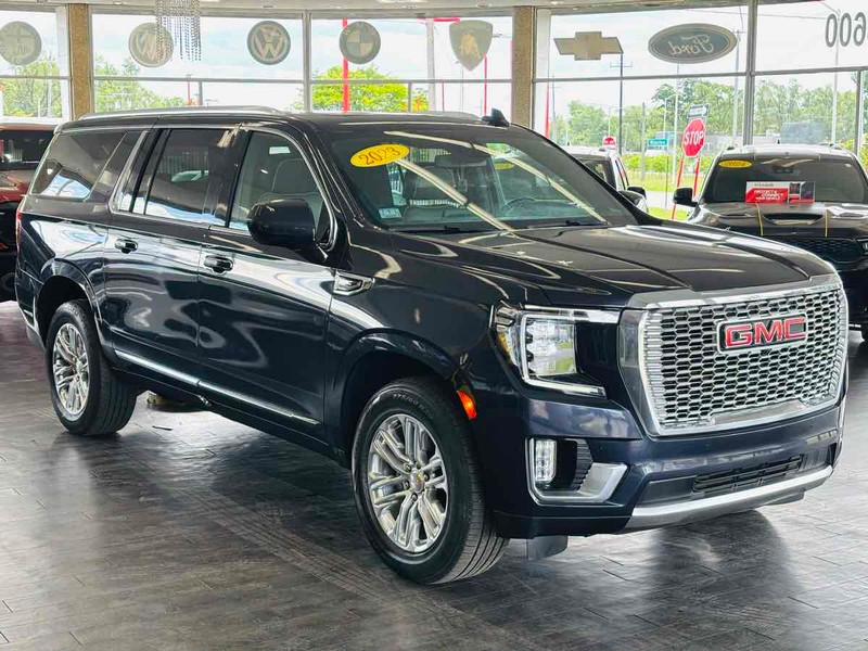 GMC Yukon XL Vehicle Full-screen Gallery Image 01