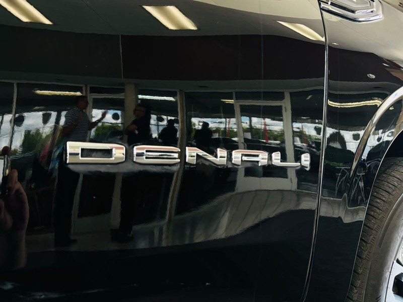 GMC Yukon Vehicle Full-screen Gallery Image 03