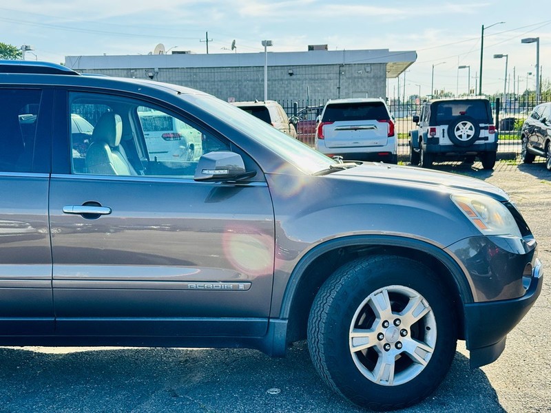 GMC Acadia Vehicle Full-screen Gallery Image 02