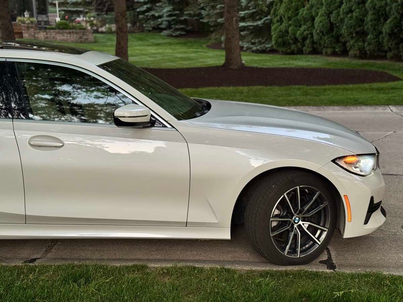 BMW 3 Series Vehicle Full-screen Gallery Image 03