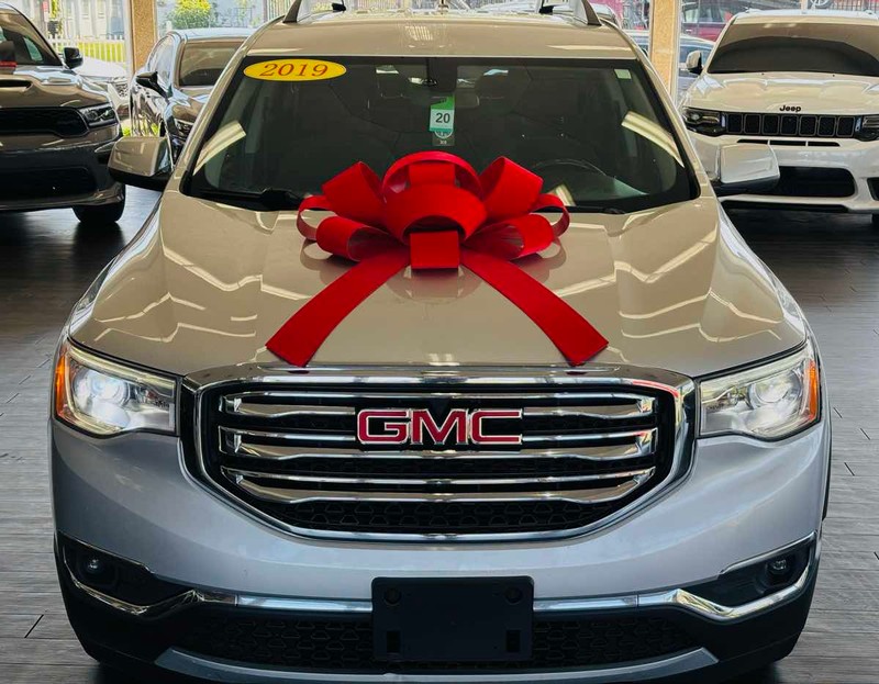 GMC Acadia Vehicle Full-screen Gallery Image 02
