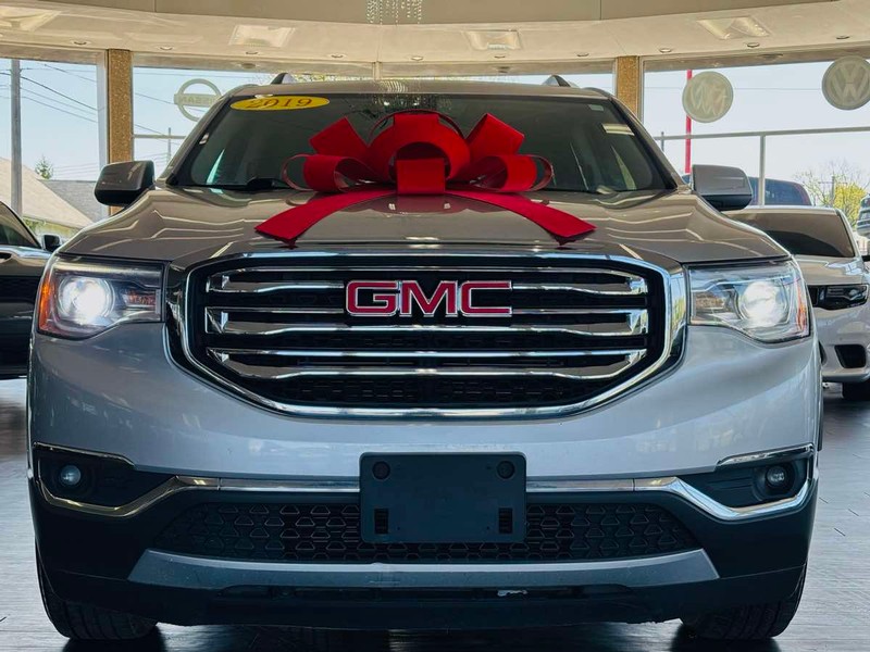 GMC Acadia Vehicle Full-screen Gallery Image 03