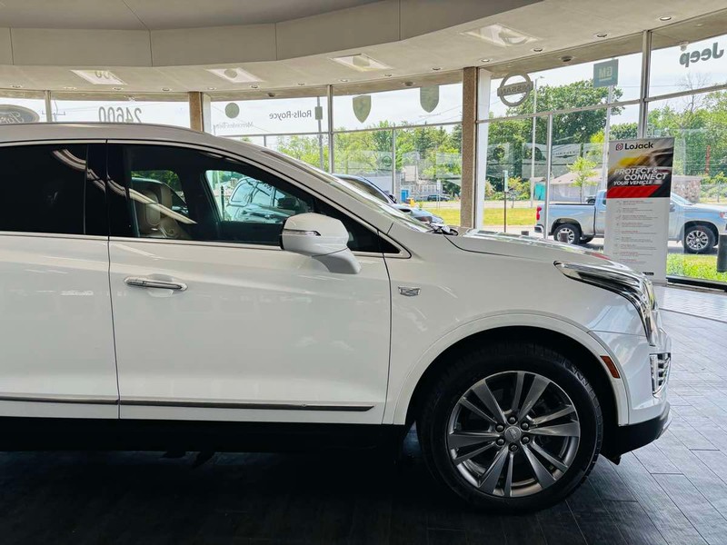 Cadillac XT5 Vehicle Full-screen Gallery Image 03