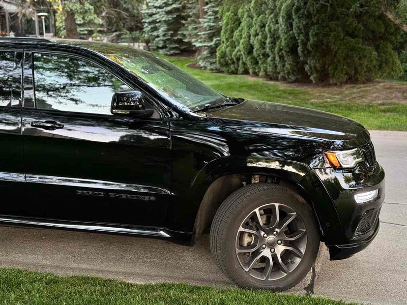 Jeep Grand Cherokee Vehicle Full-screen Gallery Image 03