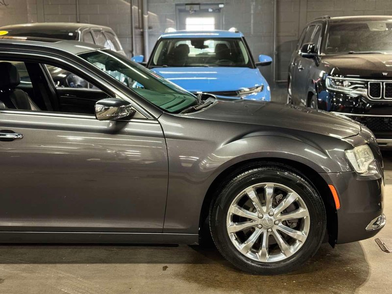 Chrysler 300 Vehicle Full-screen Gallery Image 02