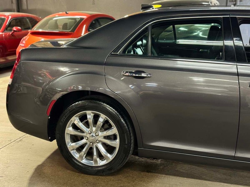 Chrysler 300 Vehicle Full-screen Gallery Image 03