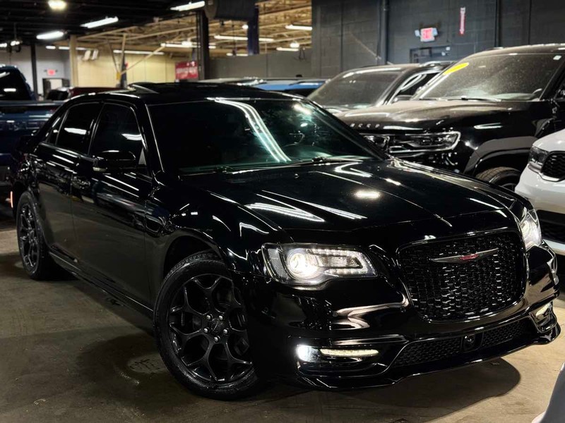 Chrysler 300 Vehicle Full-screen Gallery Image 01