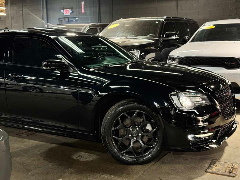 Chrysler 300 Vehicle Full-screen Gallery Image 02