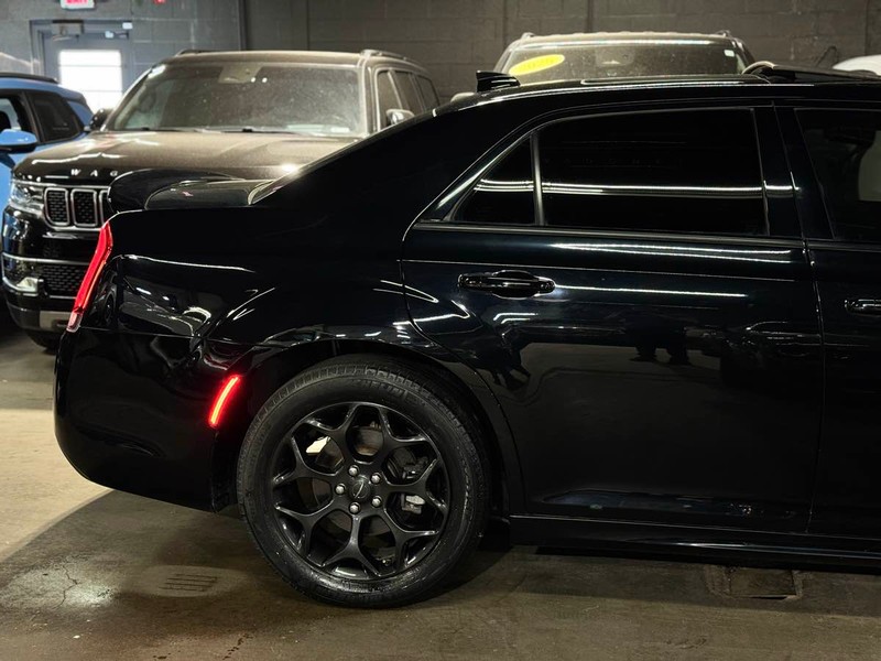 Chrysler 300 Vehicle Full-screen Gallery Image 03