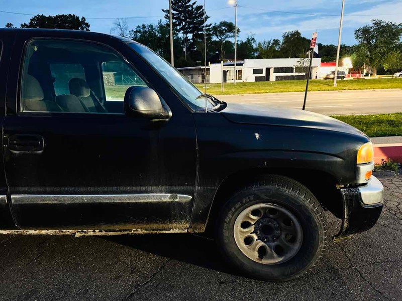 GMC Sierra 1500 Vehicle Full-screen Gallery Image 02