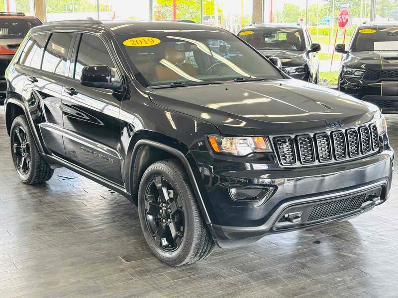 Jeep Grand Cherokee Vehicle Full-screen Gallery Image 01