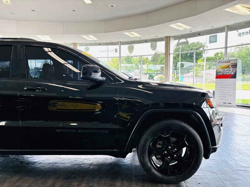 Jeep Grand Cherokee Vehicle Full-screen Gallery Image 03