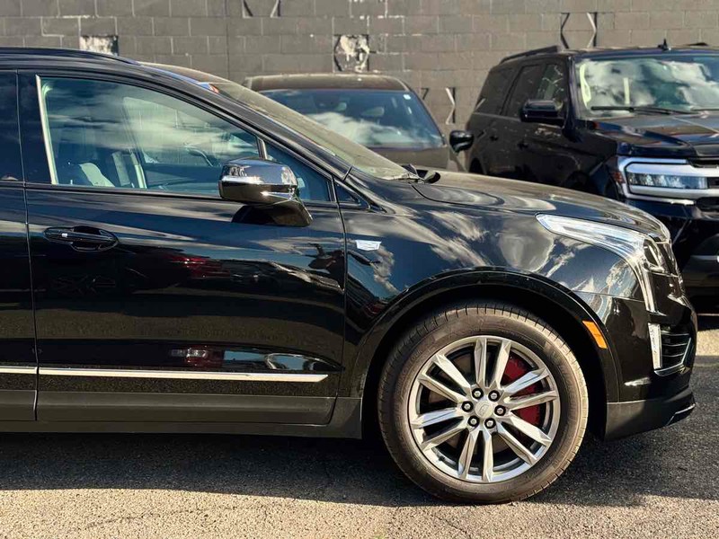 Cadillac XT5 Vehicle Full-screen Gallery Image 03