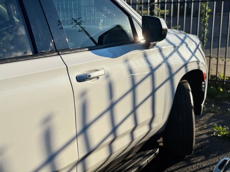 Chevrolet Suburban Vehicle Full-screen Gallery Image 02