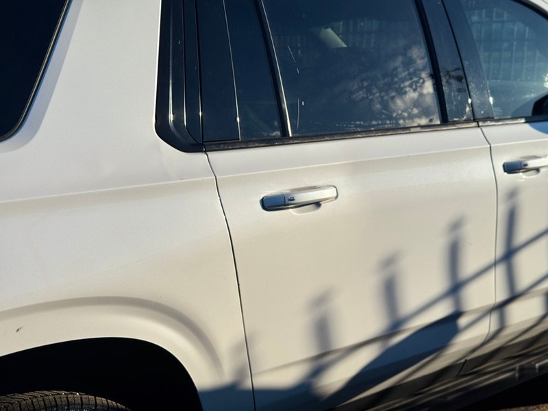 Chevrolet Suburban Vehicle Full-screen Gallery Image 03