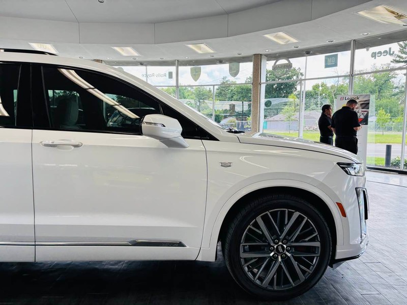 Cadillac XT6 Vehicle Full-screen Gallery Image 02