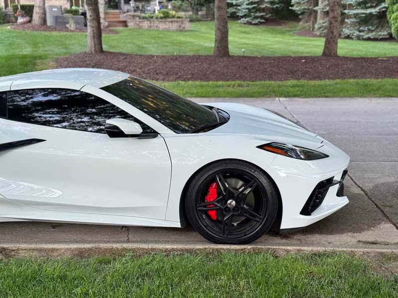 Chevrolet Corvette Vehicle Full-screen Gallery Image 03