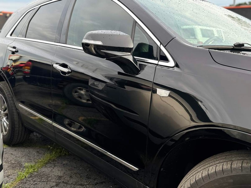 Cadillac XT5 Vehicle Full-screen Gallery Image 03
