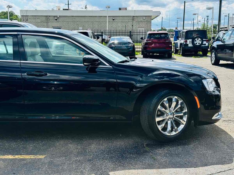 Chrysler 300 Vehicle Full-screen Gallery Image 03