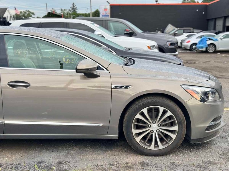 Buick LaCrosse Vehicle Full-screen Gallery Image 03