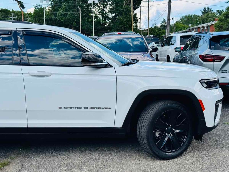 Jeep Grand Cherokee L Vehicle Full-screen Gallery Image 03