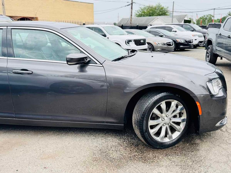 Chrysler 300 Vehicle Full-screen Gallery Image 03