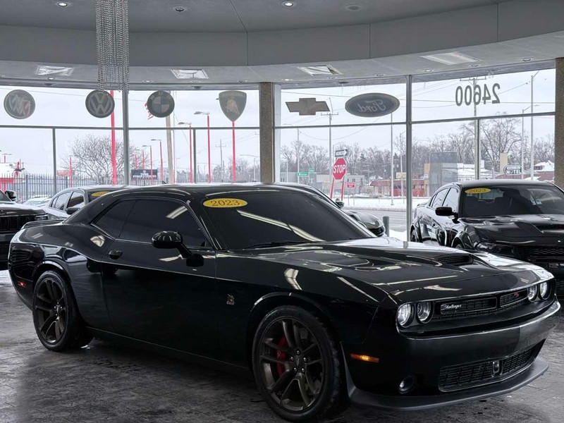 Dodge Challenger Vehicle Full-screen Gallery Image 01