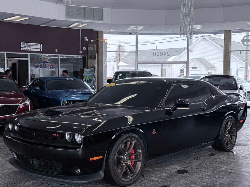 Dodge Challenger Vehicle Full-screen Gallery Image 02