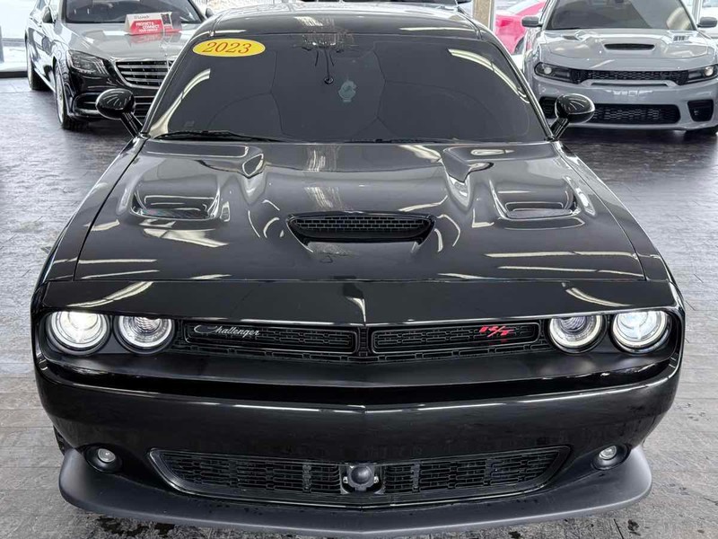 Dodge Challenger Vehicle Full-screen Gallery Image 03
