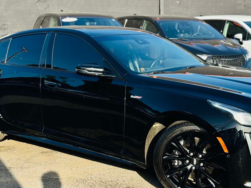 Cadillac CT5-V Vehicle Full-screen Gallery Image 03