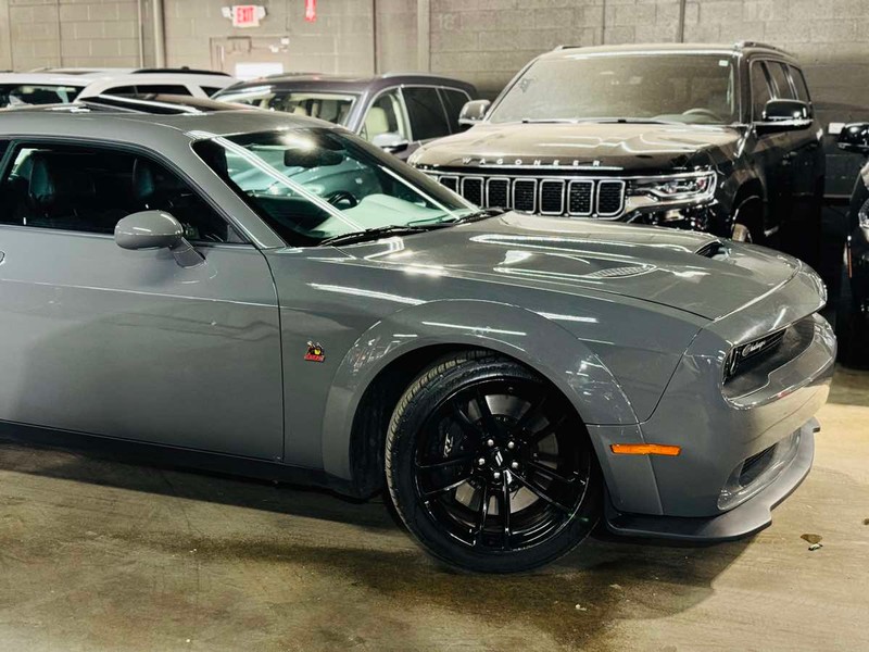 Dodge Challenger Vehicle Full-screen Gallery Image 03