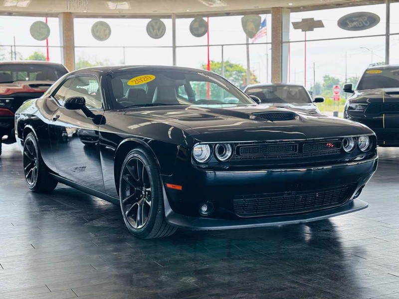 Dodge Challenger Vehicle Full-screen Gallery Image 03
