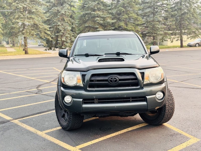 Toyota Tacoma Vehicle Full-screen Gallery Image 02