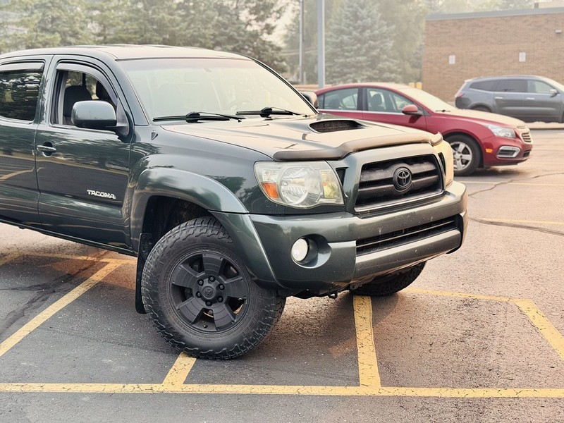 Toyota Tacoma Vehicle Full-screen Gallery Image 03