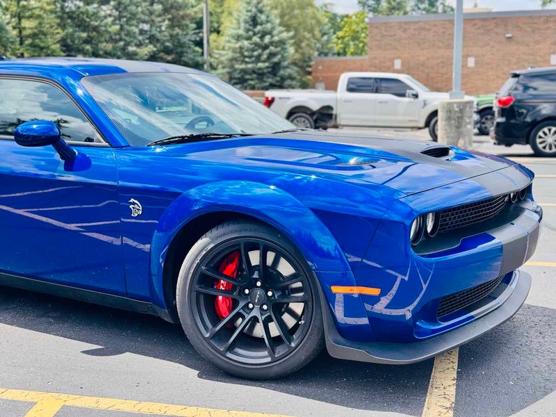 Dodge Challenger Vehicle Full-screen Gallery Image 03