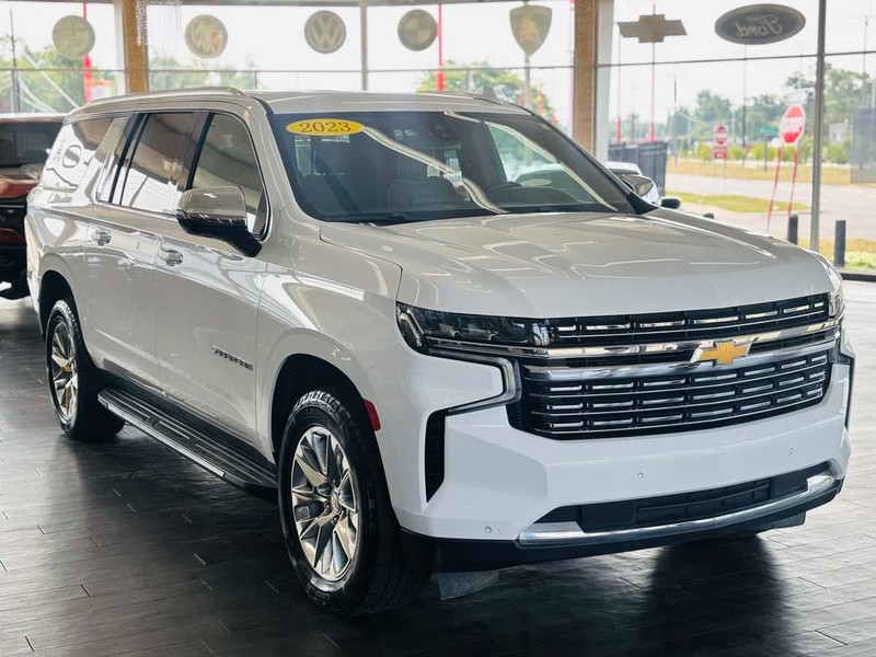 Chevrolet Suburban Vehicle Full-screen Gallery Image 01