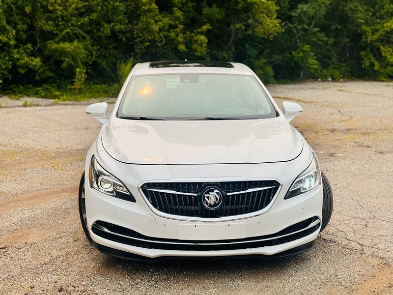 Buick LaCrosse Vehicle Full-screen Gallery Image 02